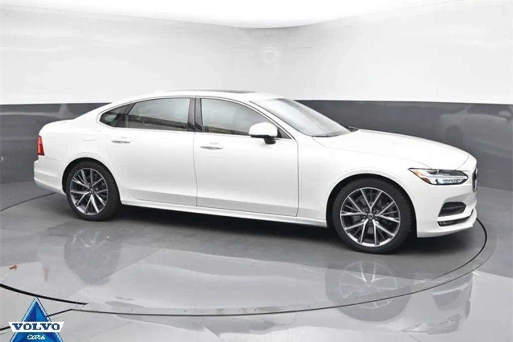 2019 Volvo S90 T6 Momentum photo 1