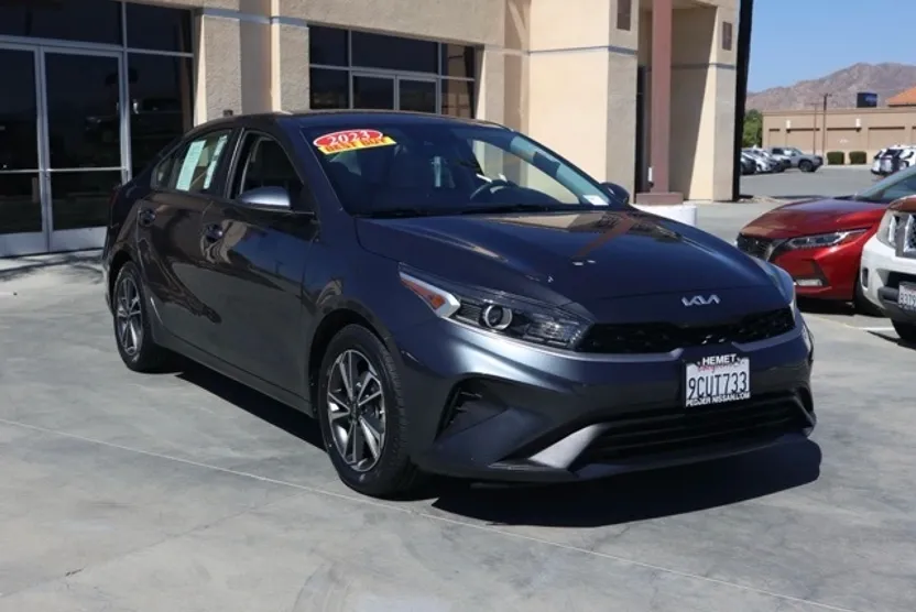 2023 Kia Forte LXS photo 1