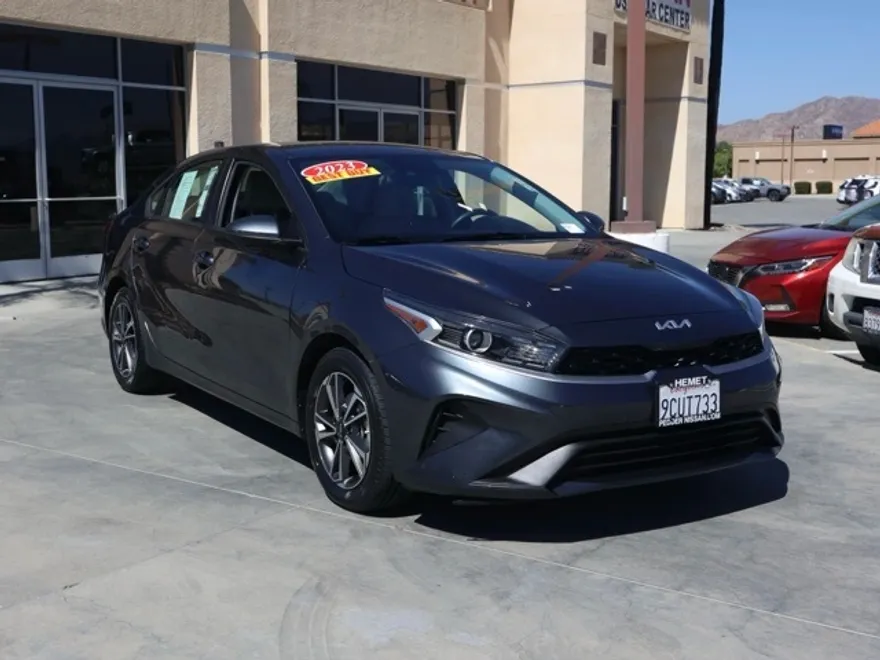 2023 Kia Forte LXS photo 1