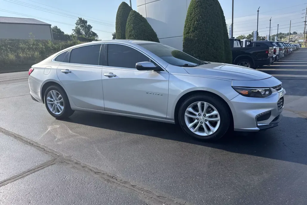 2017 Chevrolet Malibu 1LT photo 1