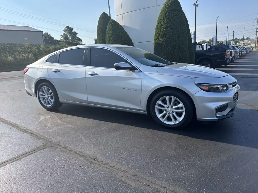 2017 Chevrolet Malibu 1LT photo 1
