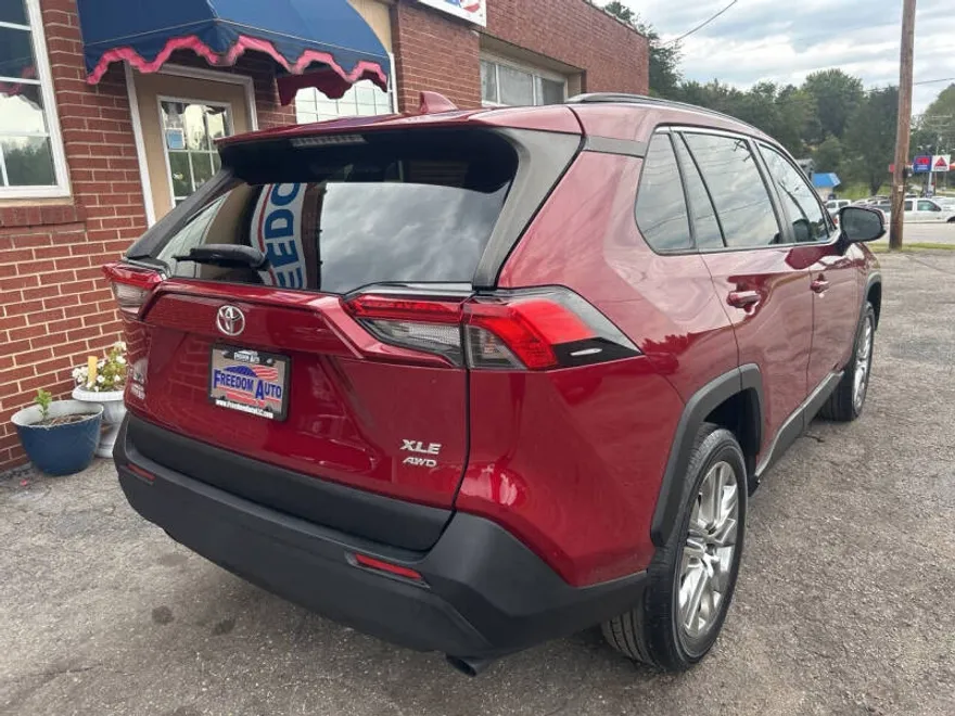 2019 Toyota RAV4 XLE Premium photo 1