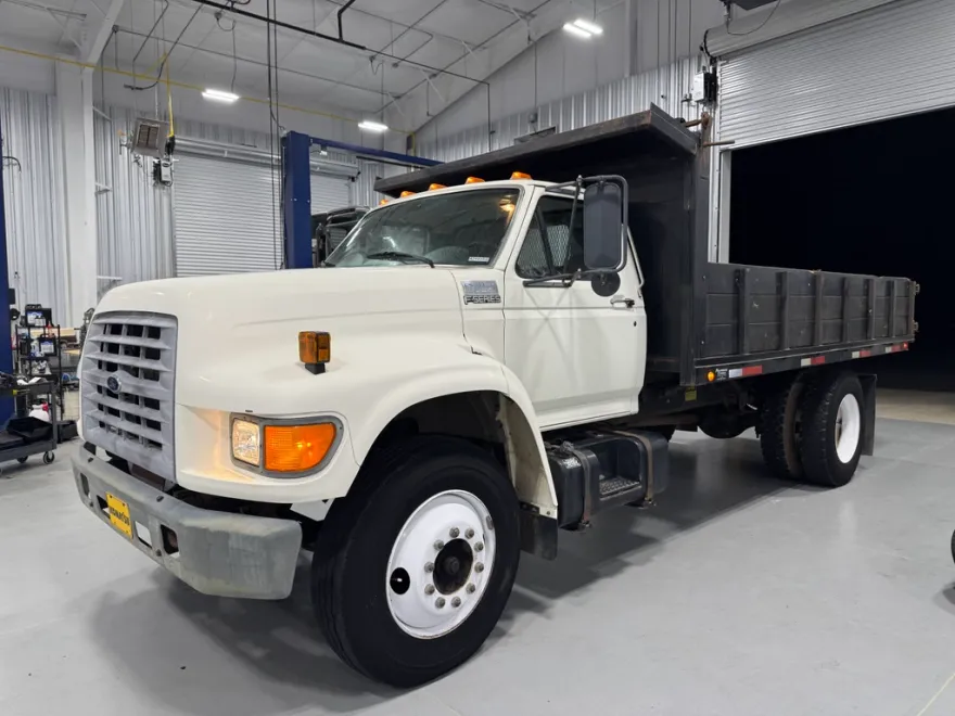 1998 Ford F-700 photo 1