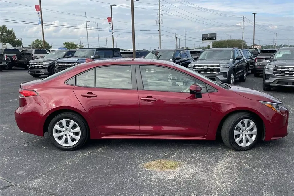 2022 Toyota Corolla LE photo 1