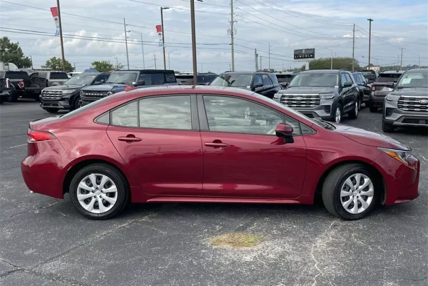 2022 Toyota Corolla LE photo 1