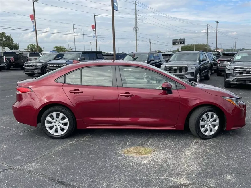 2022 Toyota Corolla LE photo 1
