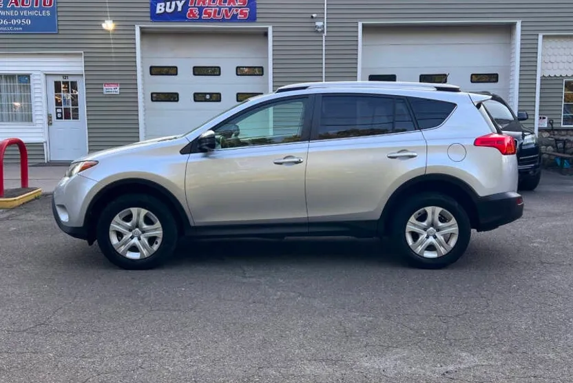 2015 Toyota RAV4 LE photo 1