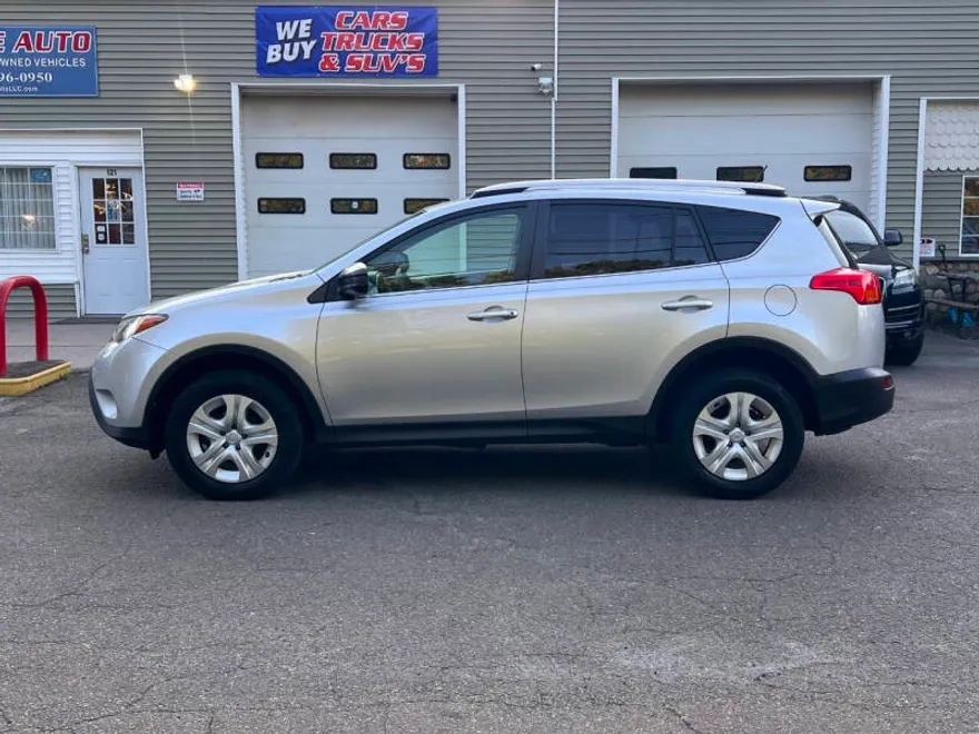 2015 Toyota RAV4 LE photo 1