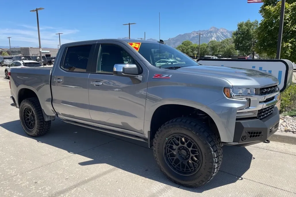 2022 Chevrolet Silverado 1500 LT photo 1