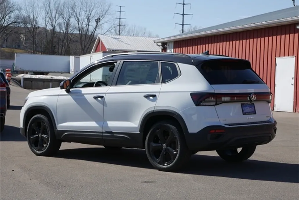 2025 Volkswagen Taos SE photo 1