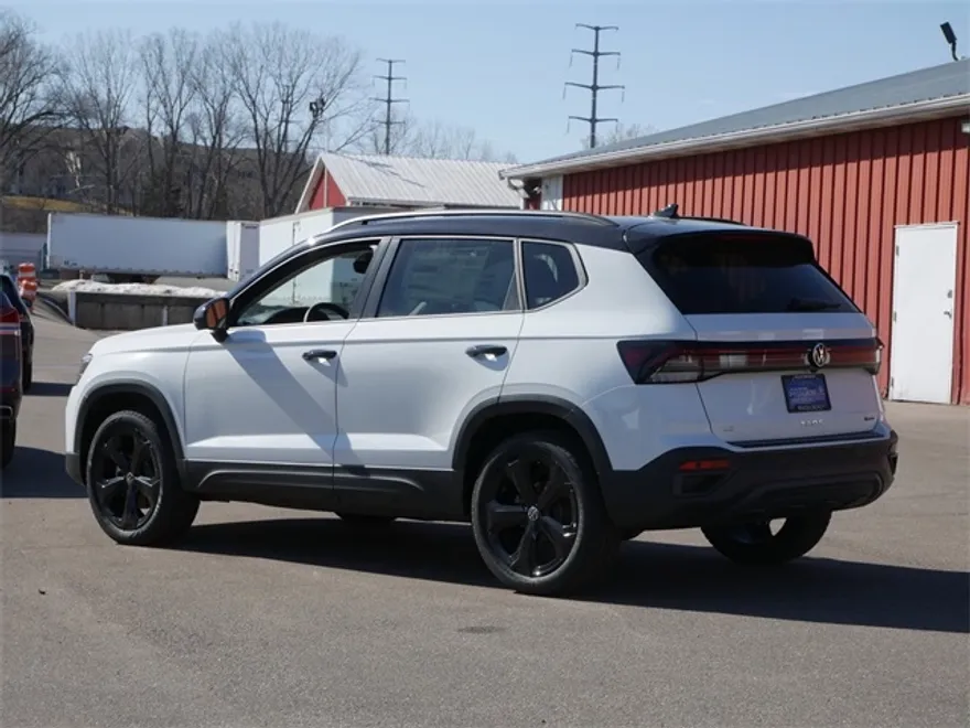 2025 Volkswagen Taos SE photo 1