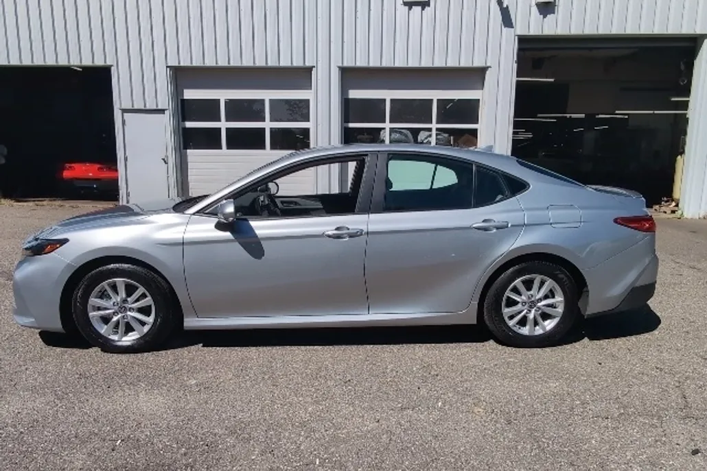 2025 Toyota Camry LE photo 1
