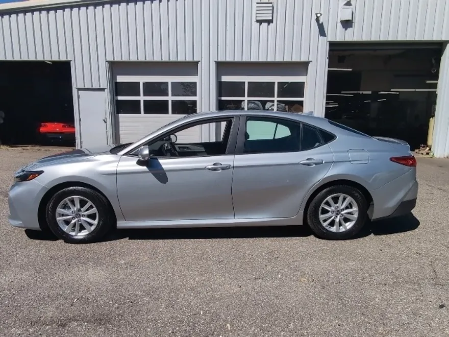 2025 Toyota Camry LE photo 1