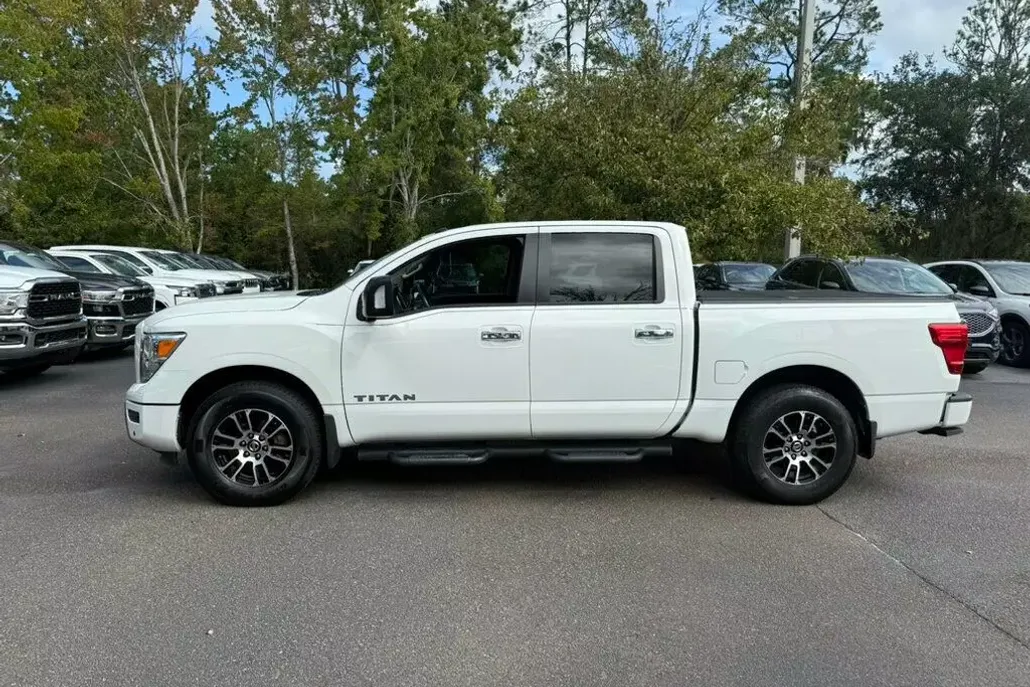 2021 Nissan Titan Crew Cab SV photo 1
