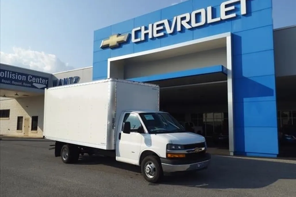 2023 Chevrolet Express Cutaway 3500 photo 1