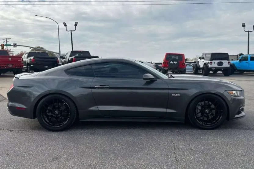 2017 Ford Mustang GT photo 1