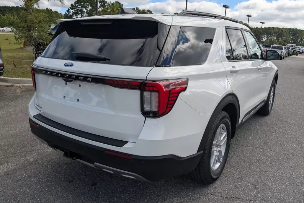 2025 Ford Explorer photo 1