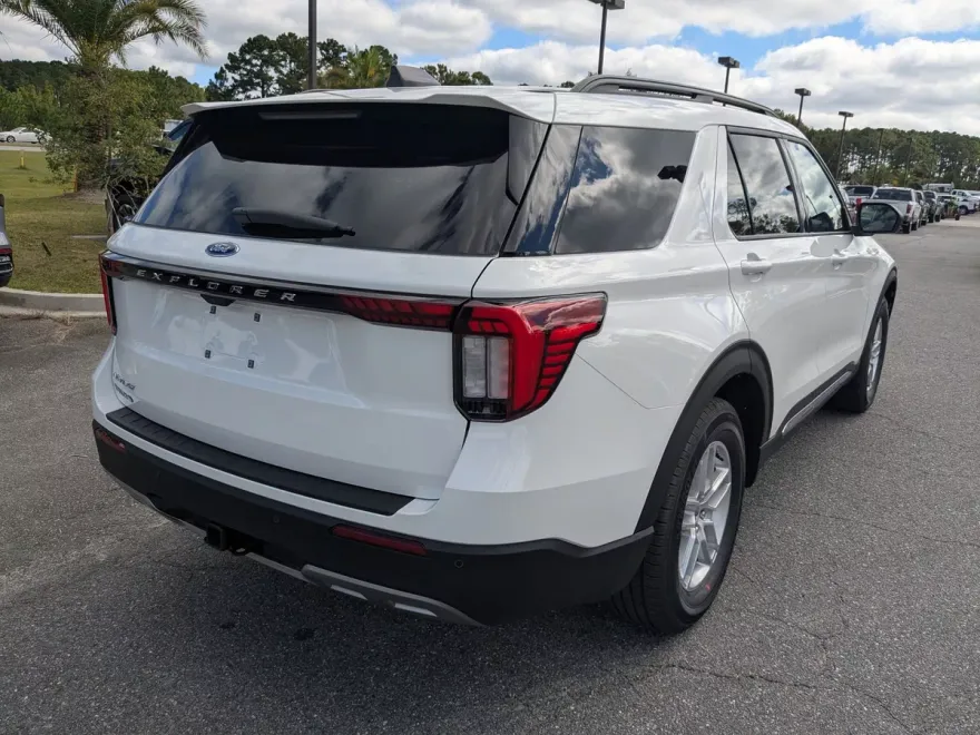 2025 Ford Explorer photo 1