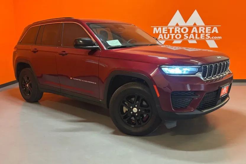 2023 Jeep Grand Cherokee Laredo photo 1