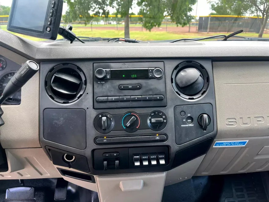 2009 Ford F-550 XLT photo 21