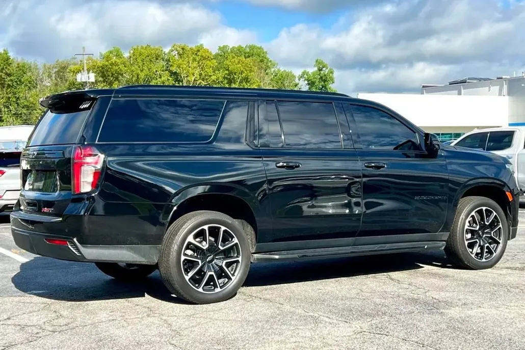 2023 Chevrolet Suburban RST photo 1