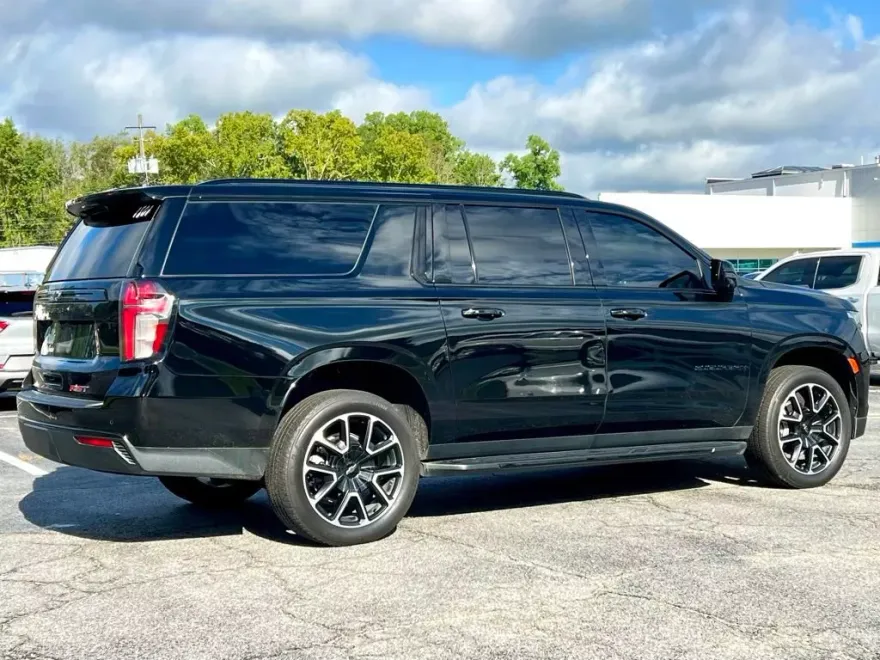 2023 Chevrolet Suburban RST photo 1