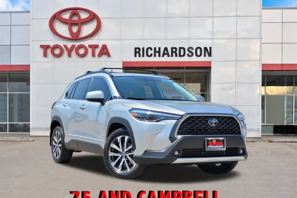 2023 Toyota Corolla Cross XLE photo 1