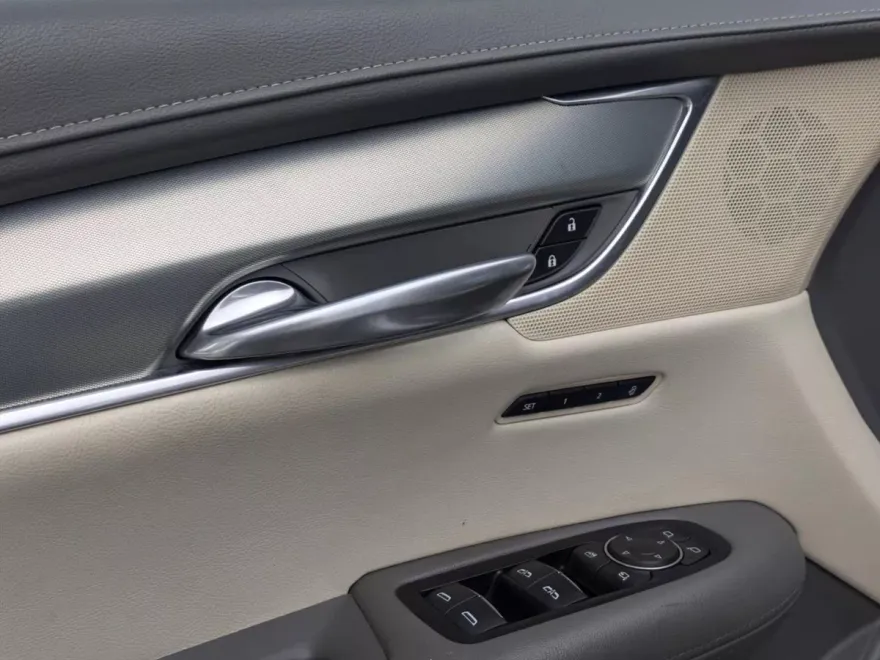 2019 Cadillac XT5 Luxury photo 1