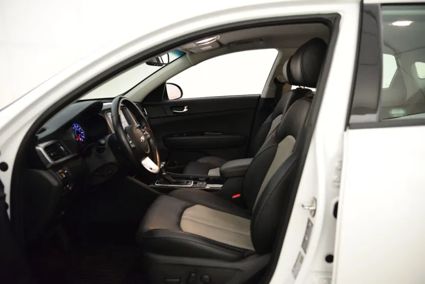 2019 Kia Optima EX photo 1
