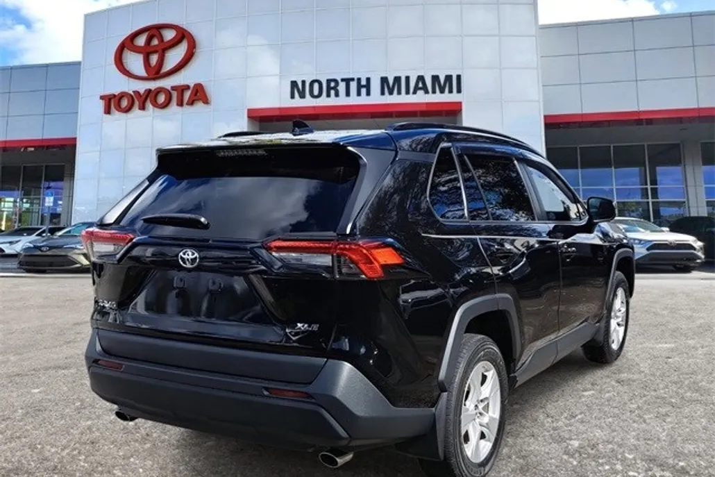 2021 Toyota RAV4 XLE photo 1