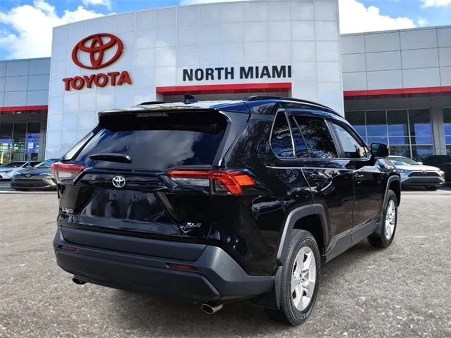 2021 Toyota RAV4 XLE photo 1