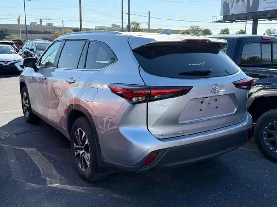 2024 Toyota Highlander XLE photo 1
