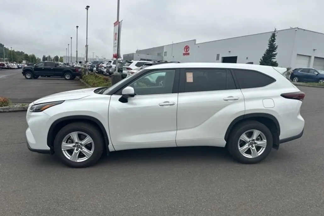 2024 Toyota Highlander LE photo 1