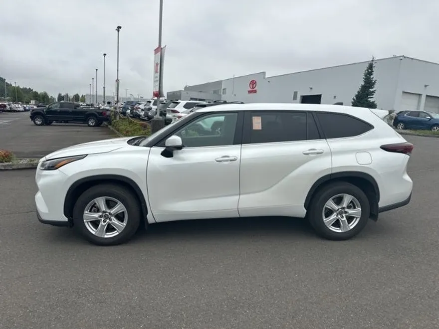 2024 Toyota Highlander LE photo 1