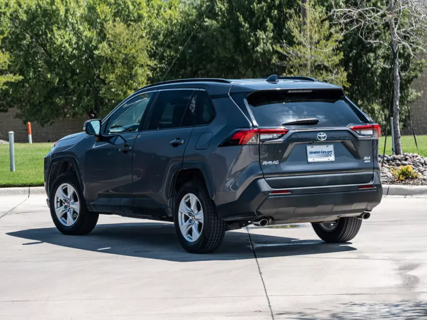 2021 Toyota RAV4 XLE photo 1