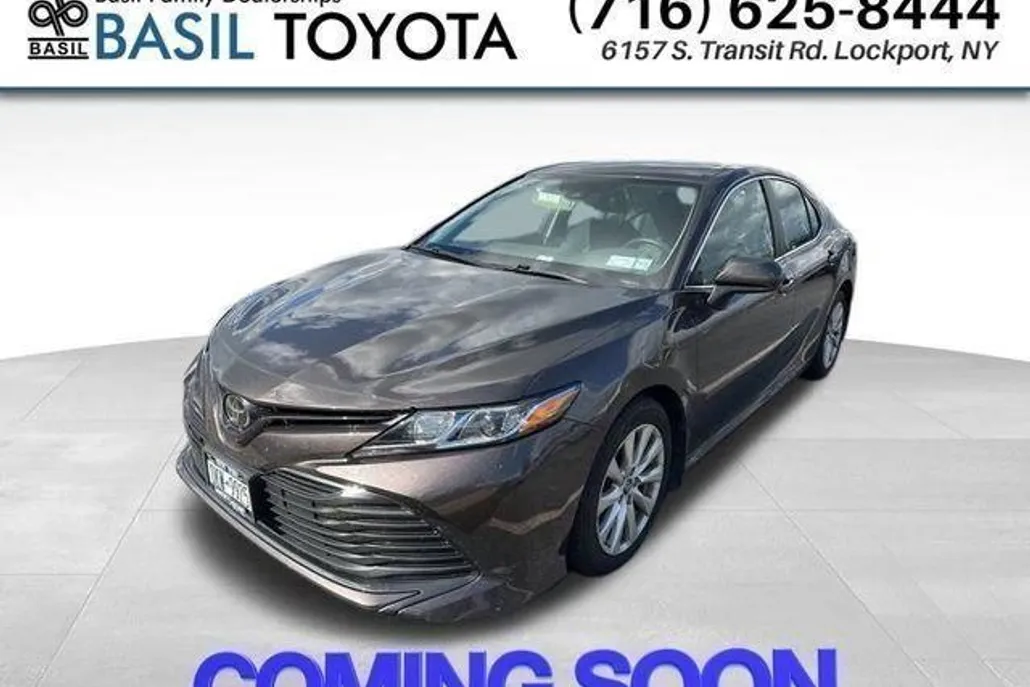 2019 Toyota Camry LE photo 1