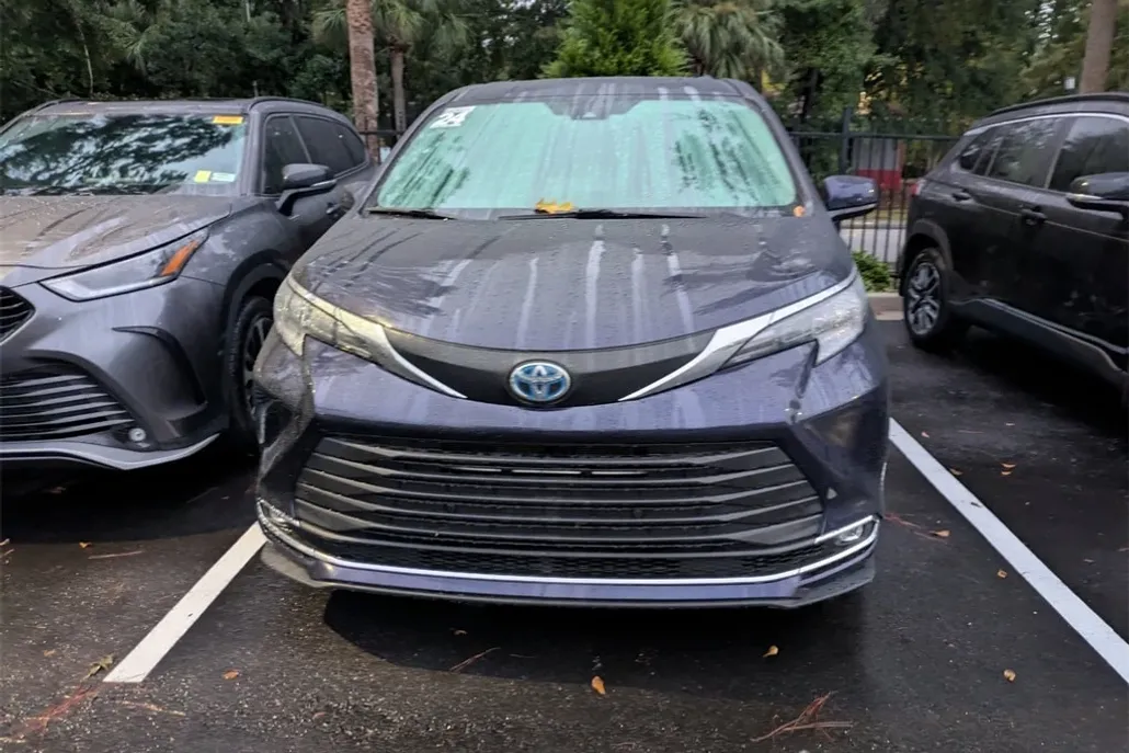 2024 Toyota Sienna XLE photo 1