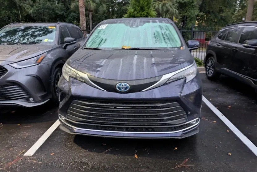 2024 Toyota Sienna XLE photo 1