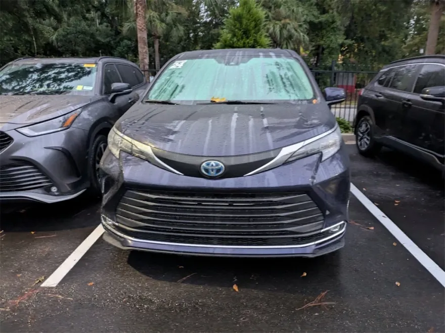 2024 Toyota Sienna XLE photo 1