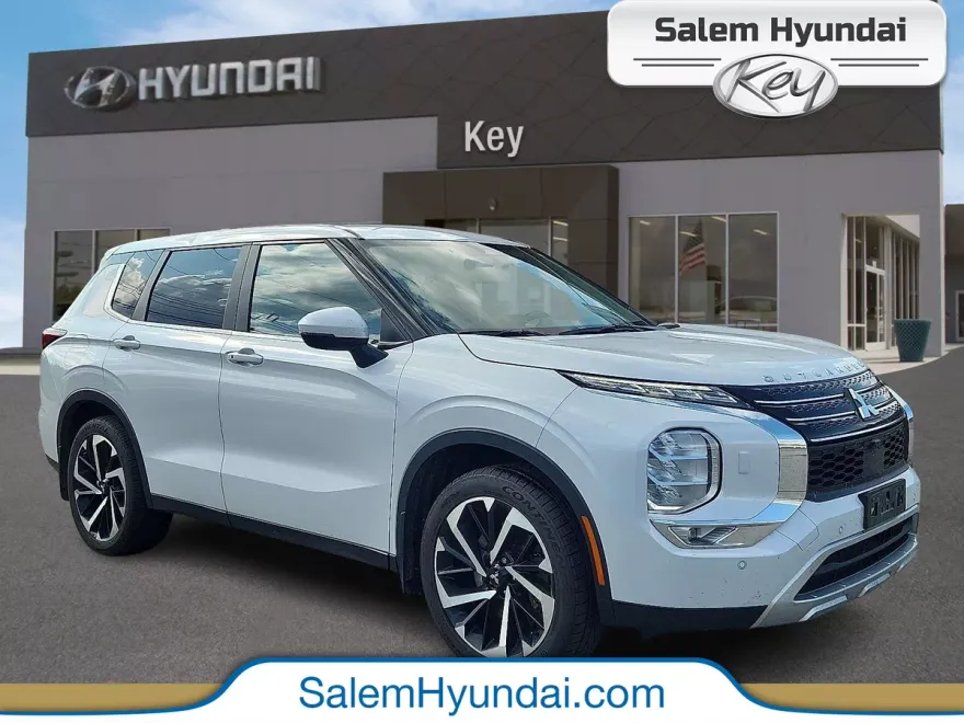 2023 Mitsubishi Outlander SE photo 1