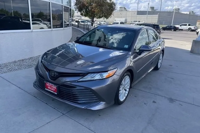 2019 Toyota Camry XLE photo 1