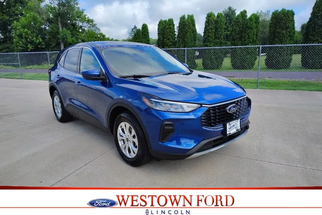 2023 Ford Escape Titanium photo 1