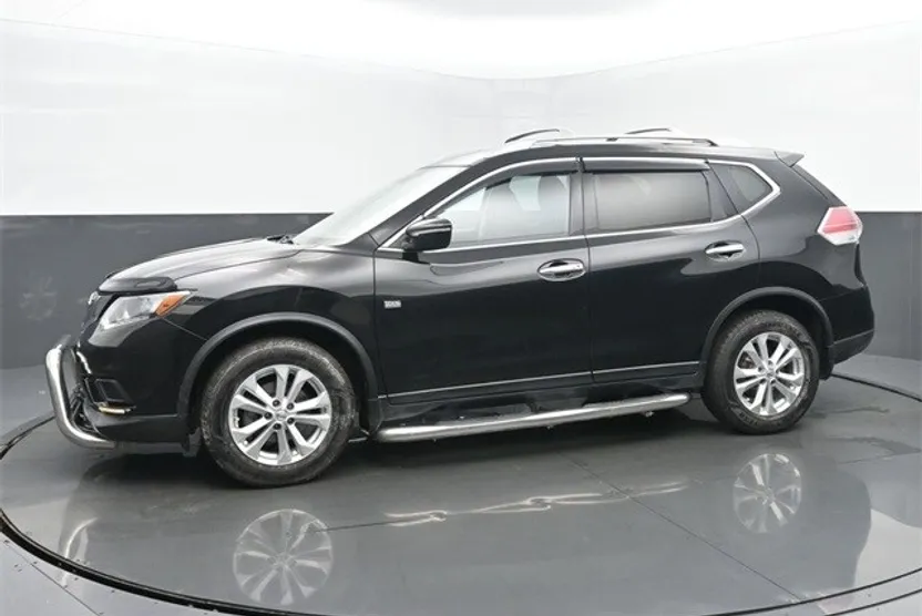 2015 Nissan Rogue SV photo 1