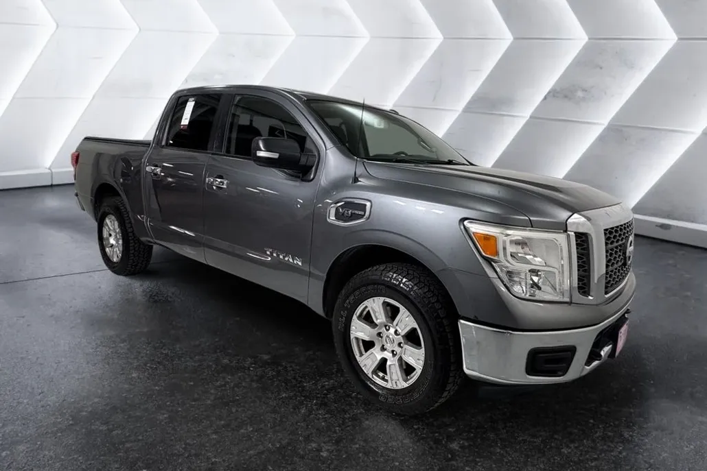 2017 Nissan Titan SV photo 1