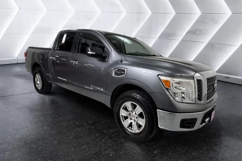 2017 Nissan Titan SV photo 1