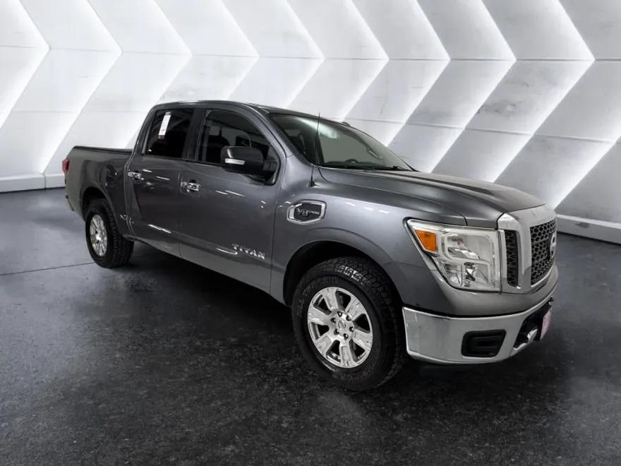 2017 Nissan Titan SV photo 1
