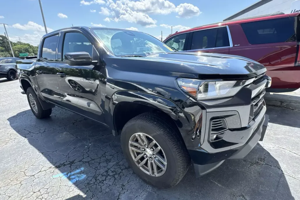 2023 Chevrolet Colorado LT photo 1