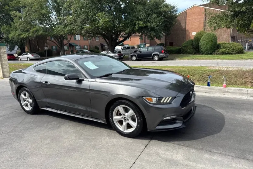 2017 Ford Mustang V6 photo 1