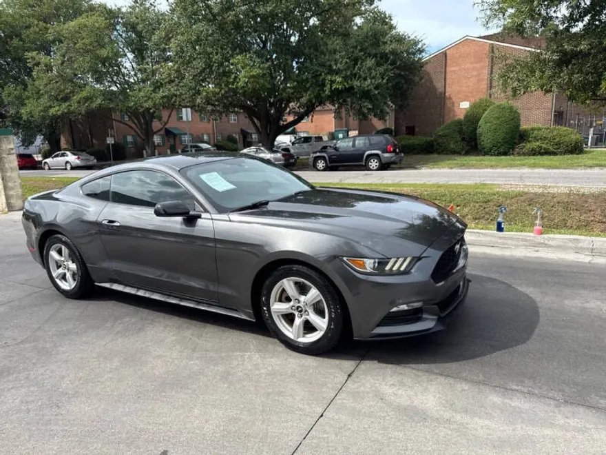 2017 Ford Mustang V6 photo 1