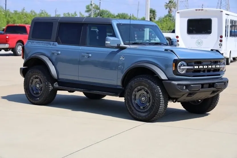 2025 Ford Bronco Outer Banks photo 1